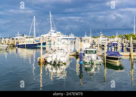 Vue sur les yachts et les bateaux dans le port de plaisance de Sag Banque D'Images