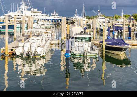 Vue sur les yachts et les bateaux dans le port de plaisance de Sag Banque D'Images