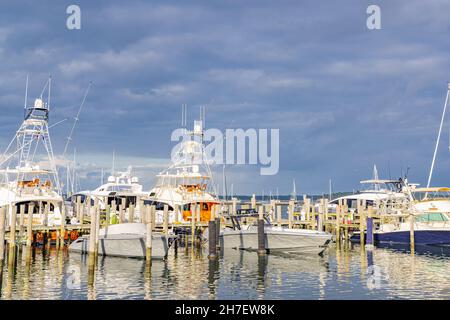 Vue sur les yachts et les bateaux dans le port de plaisance de Sag Banque D'Images