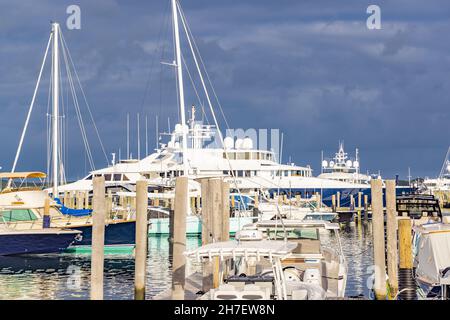 Vue sur les yachts et les bateaux dans le port de plaisance de Sag Banque D'Images