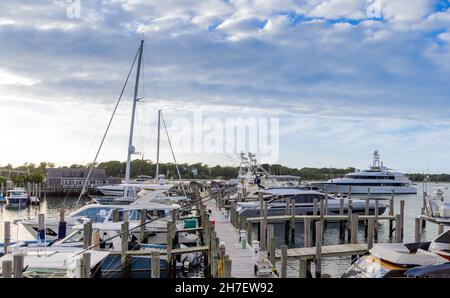 Vue sur les yachts et les bateaux dans le port de plaisance de Sag Banque D'Images