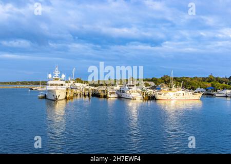 Vue sur les yachts et les bateaux dans le port de plaisance de Sag Banque D'Images