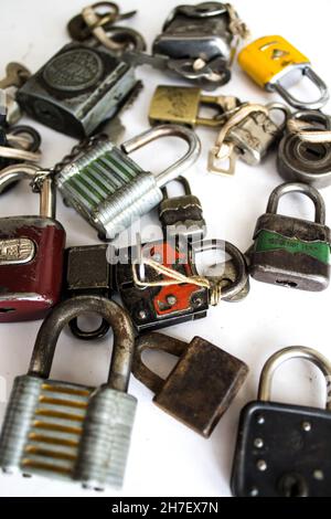 Anciennes clés et serrures isolées sur fond blanc Banque D'Images