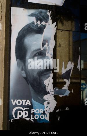 2021. Valence, Espagne.Affiche électorale du parti populaire montrant la moitié du visage de Pablo Casado, candidat PP pour le président du gouvernement de Spa Banque D'Images