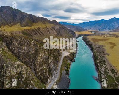 Écoulement turquoise foncé de la rivière Katun et des montagnes environnantes le long de la route Chuysky Trakt dans la région des montagnes de l'Altai en Sibérie.Les larches jaunes et Banque D'Images