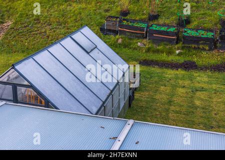 Magnifique vue de dessus automne-hiver de l'extérieur d'un petit jardin privé avec premières gelées.Aménagement paysager.Magnifique automne hiver nature arrière-plans. Banque D'Images