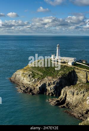 Vue sur le phare de South Stack sur l'île d'Anglesey Banque D'Images