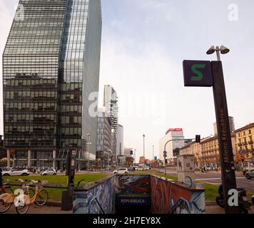 Milan, Italie - novembre 16 : vue de la gare de Repubblica et de la Tour du Diamant en arrière-plan le 16 novembre 2021 Banque D'Images