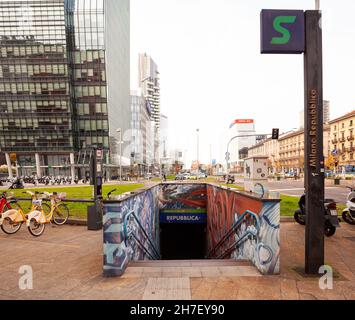 Milan, Italie - novembre 16 : vue de la gare de Repubblica et de la Tour du Diamant en arrière-plan le 16 novembre 2021 Banque D'Images