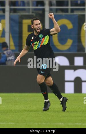 InterÕs milieu de terrain turc Hakan Calhanoglu célèbre après avoir marquant un but lors du match de football Serie A entre SSC Napoli et Inter au stade Giuseppe Meazza de Milan, en Italie du Nord, le 21 novembre 2021. Banque D'Images