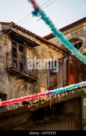 Vieux logement abandonné dans le vieux Porto pendant le festival traditionnel de la ville, Portugal Banque D'Images