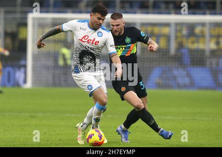 Andrea Petagna, l'attaquant italien de SSC Napoli, défie le ballon avec le défenseur slovaque InterÕs Milan Skriniar lors de la série Un match de football entre SSC Napoli et Inter au stade Giuseppe Meazza de Milan, en Italie du Nord, le 21 novembre 2021. Banque D'Images