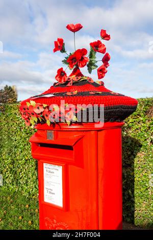 Affiche-chapeau en crochet « souvenir coquelicot jour de l'ance ».Church Street, Stilton, Cambridgeshire, Angleterre, Royaume-Uni Banque D'Images