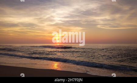 Magnifique coucher de soleil d'automne sur l'océan Atlantique à Quiaios Beach, Portugal avec un ciel nuageux et spectaculaire.Photographie de la nature dans des tons chauds prise au crépuscule Banque D'Images