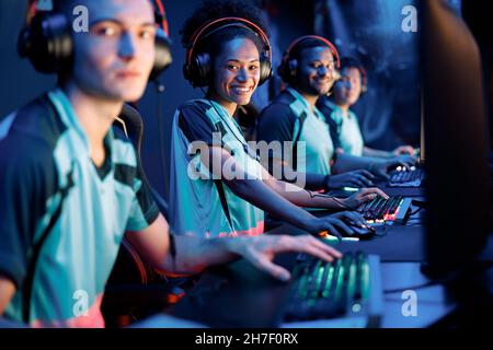 Jeunes joueurs professionnels de esports jouant à des jeux dans un café Internet Banque D'Images