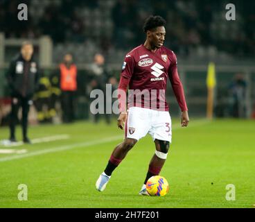 Turin, Italie.22 novembre 2021.Ola Aina (Torino FC) lors de la série italienne Un match de football entre le Torino FC et Udinese Calcio au Stadio Grande Torino, Torino, Italie crédit: Independent photo Agency/Alay Live News Banque D'Images