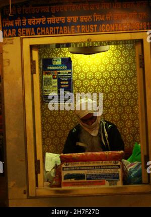 19 novembre 2021, New Delhi, Inde : membre du comité Gurudwara siégeant au comptoir de charité de la Gurudwara.(Credit image: © Shikha Arya/Pacific Press via ZUMA Press Wire) Banque D'Images