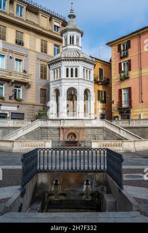 Célèbre fontaine construite en 1879 sur la source termique appelée la Bollente dans la vieille ville d'Acqui terme, Piémont, Italie Banque D'Images