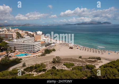 Photo aérienne de drone du front de mer sur l'île espagnole de Majorque Mallorca, Espagne vue d'en haut sur un jour ensoleillé d'été lumineux montrant le bea Banque D'Images