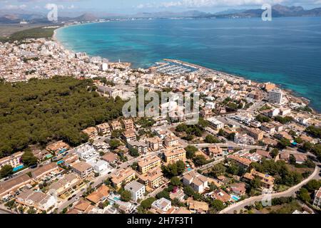 Photo aérienne de drone du front de mer sur l'île espagnole de Majorque Mallorca, Espagne vue d'en haut sur un jour ensoleillé d'été lumineux montrant le bea Banque D'Images