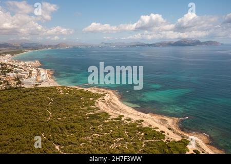 Photo aérienne de drone du front de mer sur l'île espagnole de Majorque Mallorca, Espagne vue d'en haut sur un jour ensoleillé d'été lumineux montrant le bea Banque D'Images