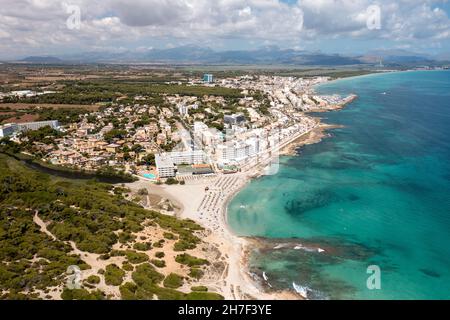 Photo aérienne de drone du front de mer sur l'île espagnole de Majorque Mallorca, Espagne vue d'en haut sur un jour ensoleillé d'été lumineux montrant le bea Banque D'Images