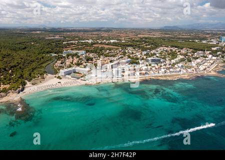 Photo aérienne de drone du front de mer sur l'île espagnole de Majorque Mallorca, Espagne vue d'en haut sur un jour ensoleillé d'été lumineux montrant le bea Banque D'Images