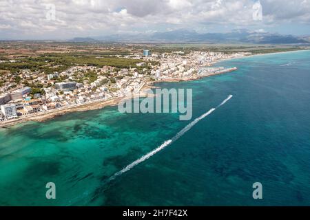 Photo aérienne de drone du front de mer sur l'île espagnole de Majorque Mallorca, Espagne vue d'en haut sur un jour ensoleillé d'été lumineux montrant le bea Banque D'Images