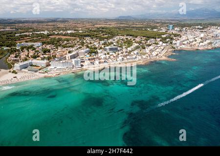 Photo aérienne de drone du front de mer sur l'île espagnole de Majorque Mallorca, Espagne vue d'en haut sur un jour ensoleillé d'été lumineux montrant le bea Banque D'Images