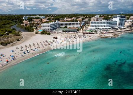 Photo aérienne de drone du front de mer sur l'île espagnole de Majorque Mallorca, Espagne vue d'en haut sur un jour ensoleillé d'été lumineux montrant le bea Banque D'Images