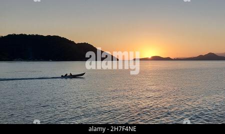 Santos, Sao Paulo, Brésil.22 novembre 2021.(INT) Météo : coucher de soleil à Ponta da Praia, Santos.22 novembre 2021, Santos, Sao Paulo, Brésil: Coucher de soleil vu de Ponta da Praia, à Santos, sur la côte sud de Sao Paulo, le lundi (22) (Credit image: © Luigi Bongiovanni/TheNEWS2 via ZUMA Press Wire) Banque D'Images