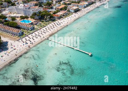 Drone aérienne photo du front de mer sur l'île espagnole Majorque Mallorca, Espagne montrant la plage connue sous le nom de Platja de Muro dans le village d'Alcúdi Banque D'Images