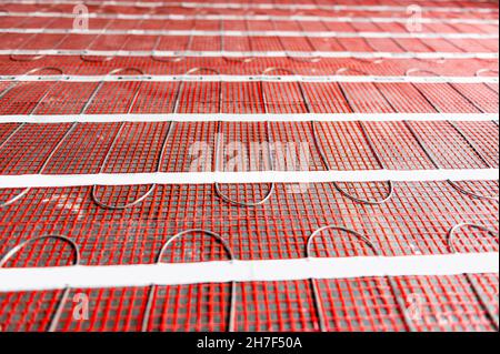 Processus d'installation des tapis chauffants électriques sous le sol Banque D'Images