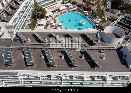 Photo de drone aérienne prise sur la belle île de Majorque en Espagne montrant une vue de dessus vers le bas d'un hôtel immeuble appartement avec panneaux solaires sur le ro Banque D'Images