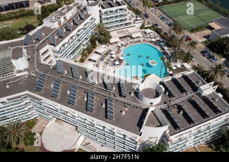 Photo de drone aérienne prise sur la belle île de Majorque en Espagne montrant une vue de dessus vers le bas d'un hôtel immeuble appartement avec panneaux solaires sur le ro Banque D'Images