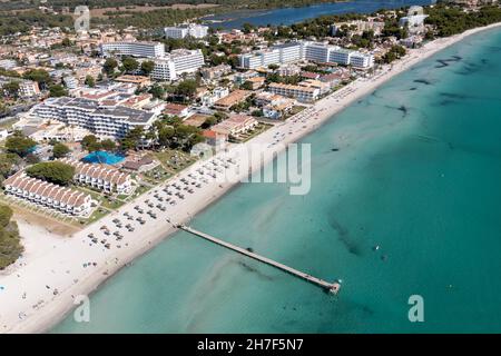 Drone aérienne photo du front de mer sur l'île espagnole Majorque Mallorca, Espagne montrant la plage connue sous le nom de Platja de Muro dans le village d'Alcúdi Banque D'Images