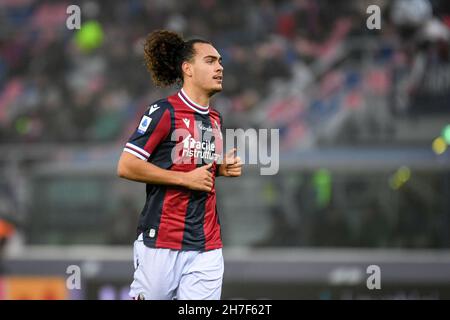 Bologne, Italie.21 novembre 2021.Portrait Arthur Theate de Bologne pendant le FC de Bologne vs le FC de Venise, football italien série A match à Bologne, Italie, novembre 21 2021 crédit: Agence de photo indépendante/Alamy Live News Banque D'Images