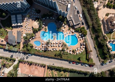 Photo de drone aérienne prise sur la belle île de Majorque en Espagne montrant une vue de dessus en bas d'un immeuble d'appartements d'hôtel et piscine extérieure Banque D'Images