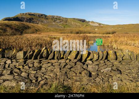 22.11.21 Helwith Bridge, Craven, North Yorkshire, Royaume-Uni.Les carrières désutilisées au fond de Moughton sont tombées avec un panneau vert indiquant danger Deep Quarry Banque D'Images