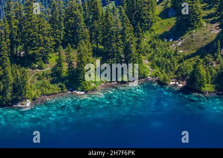 Lac Trap vu de haut en haut sur le Pacific Crest Trail dans la chaîne de Cascade, forêt nationale de Mount Baker-Snoqualmie, État de Washington, États-Unis Banque D'Images