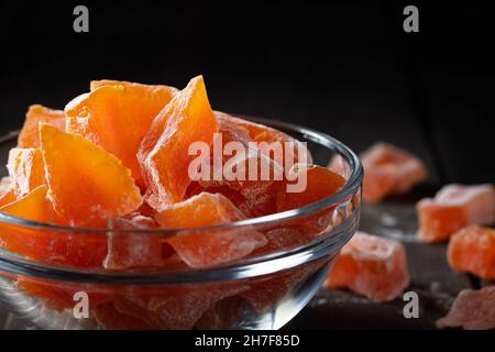 Ferme naturelle fruits de citrouille confits faits maison parsemés de sucre en poudre dans un bol en verre sur une table en bois Banque D'Images