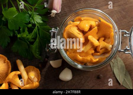 Conserver les chanterelles dans un pot aux épices et aux herbes.Pickling de champignons sauvages comestibles.Mise à plat, vue de dessus Banque D'Images