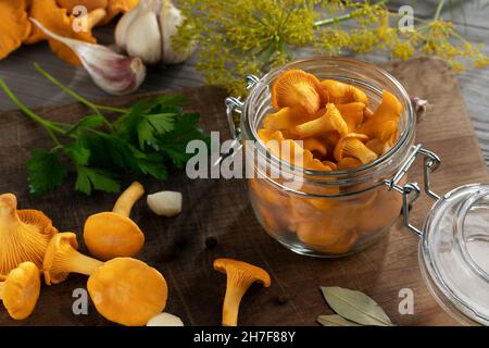 Conserver les chanterelles dans un pot aux épices et aux herbes.Pickling de champignons sauvages comestibles Banque D'Images