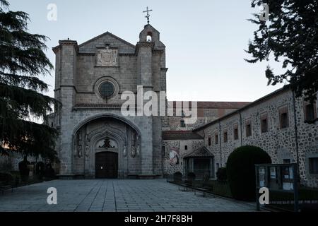 Monastère royal de Saint-Thomas (Real Monasterio de Santo Tomás) à l'aube.C'est un monastère des monarques catholiques d'Espagne de style gothique. Banque D'Images