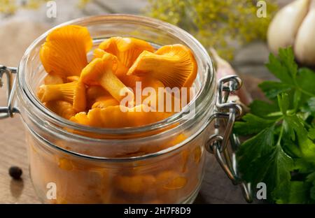 Conserver les chanterelles dans un pot aux épices et aux herbes.Pickling de champignons sauvages comestibles, gros plan. Banque D'Images