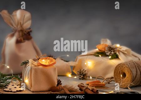 Concept de noël sans gaspillage.Conditionnés dans des cadeaux et des décorations en tissu naturel avec des lumières de noël Banque D'Images