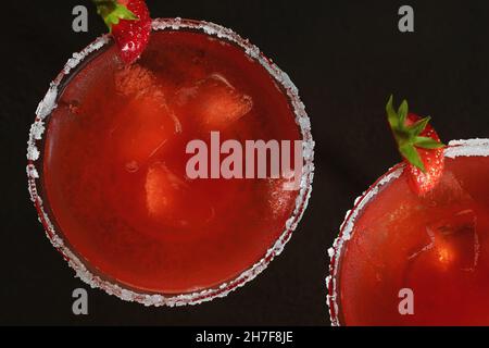 Cocktail de fraises frais maison margarita en verres, plat, vue du dessus. Banque D'Images
