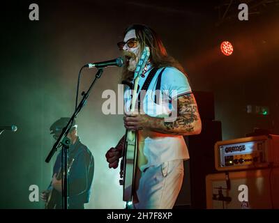 Le groupe de rock américain The Eagles of Death Metal UK NOV 22:Tour, BRIGHTON (Eagles of Death Metal est un groupe de rock américain fondé par Jesse Hughes et Josh Homme dans le désert) réalise un concert de musique dans le nouveau site de Chalk, Brighton.Le premier spectacle sur EoDM (groupe Eagles of Death Metal) a retardé la tournée britannique.EODM a joué sur un lieu plein avec Jennie Vee jouant a Fender Bass, Jesse Hughes sur une Gibson et Fender Guitar, et guitariste en chef sur Fender Strat, American Metal Band Eagles of Death Metal jouant leur dernière version. Banque D'Images