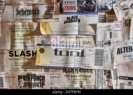 Billets de concert sur un mur, musique rock et métal Banque D'Images