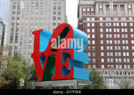 Reproduction de la sculpture D'AMOUR de Robert Indiana en 1970, dans le parc d'amour près de l'hôtel de ville, Philadelphie, PA, USA Banque D'Images